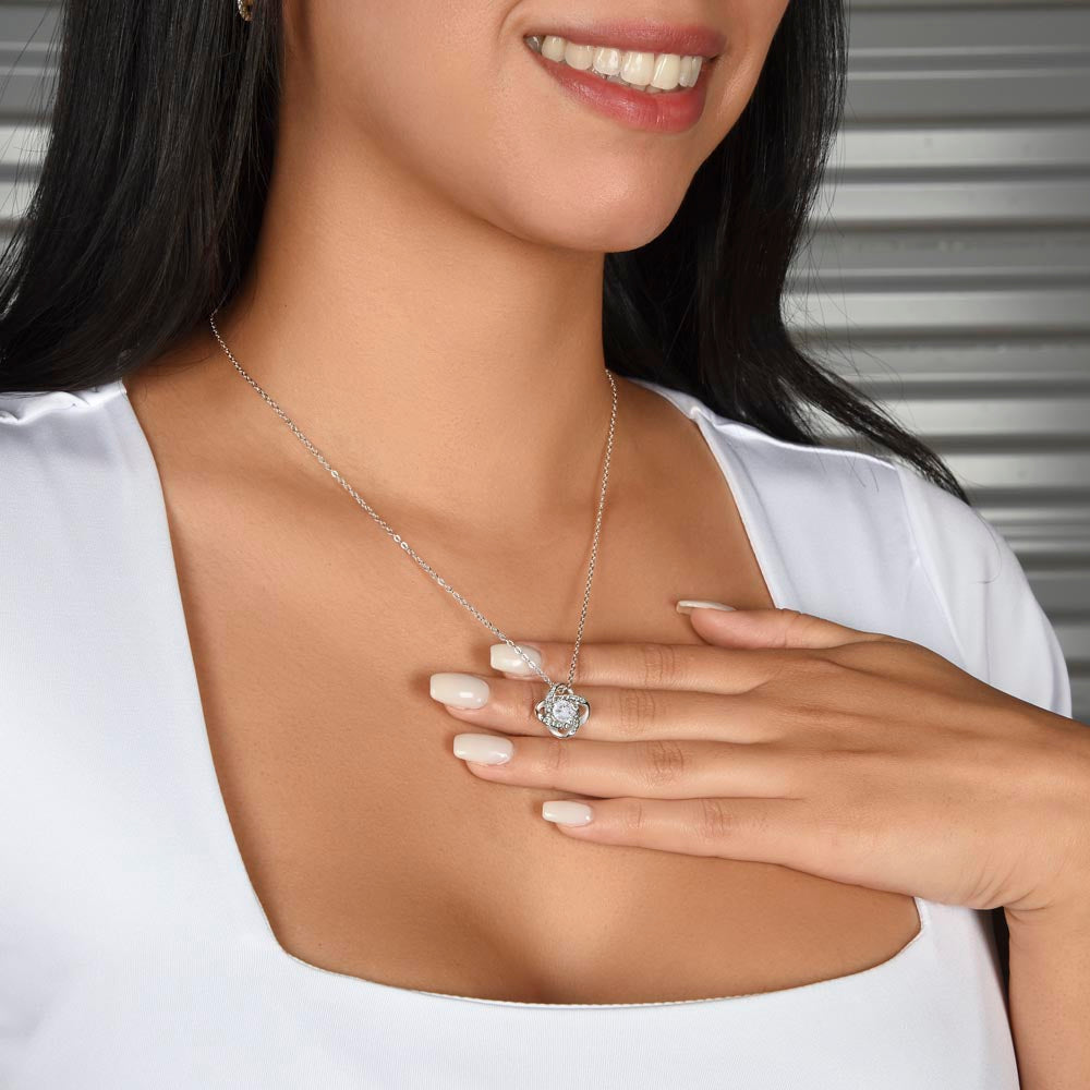 Cadou Pentru Elena - Medalion Love Knot