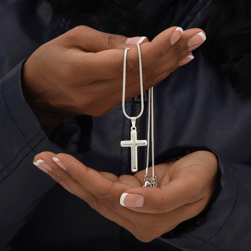 Surpriza pentru nepot – un lantisor cu pandantiv cruciulita plin de semnificații
