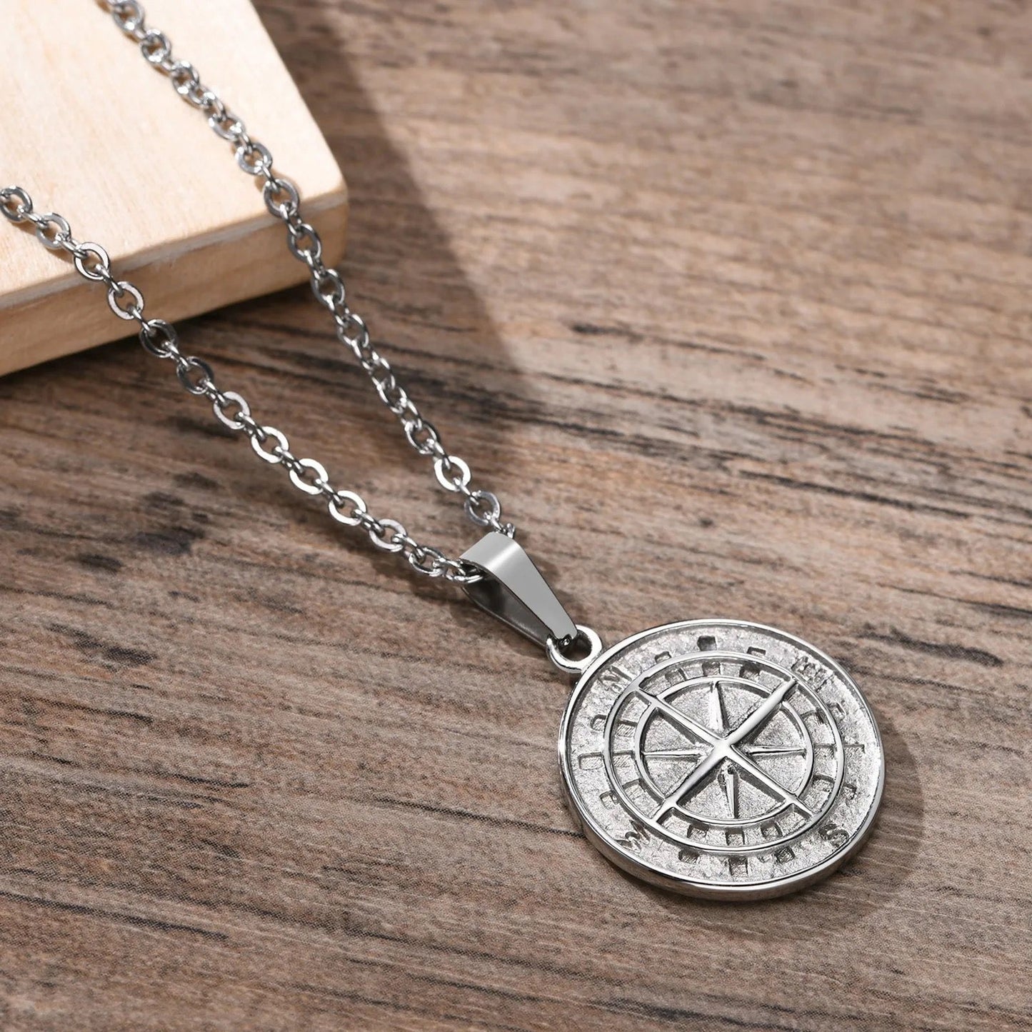 Idee De Cadou Pentru Fiu- Lănțișor Compass de la Tata
