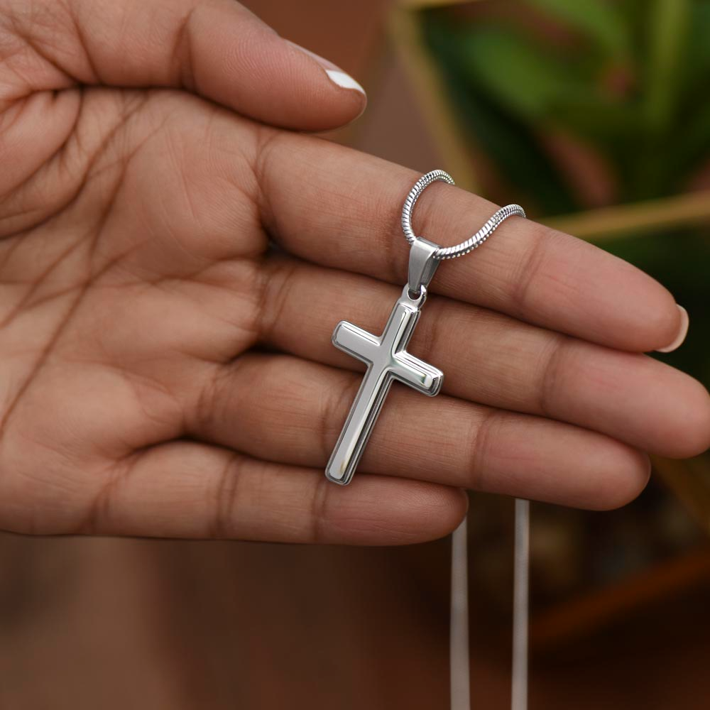 Surpriza pentru nepot – un lantisor cu pandantiv cruciulita plin de semnificații