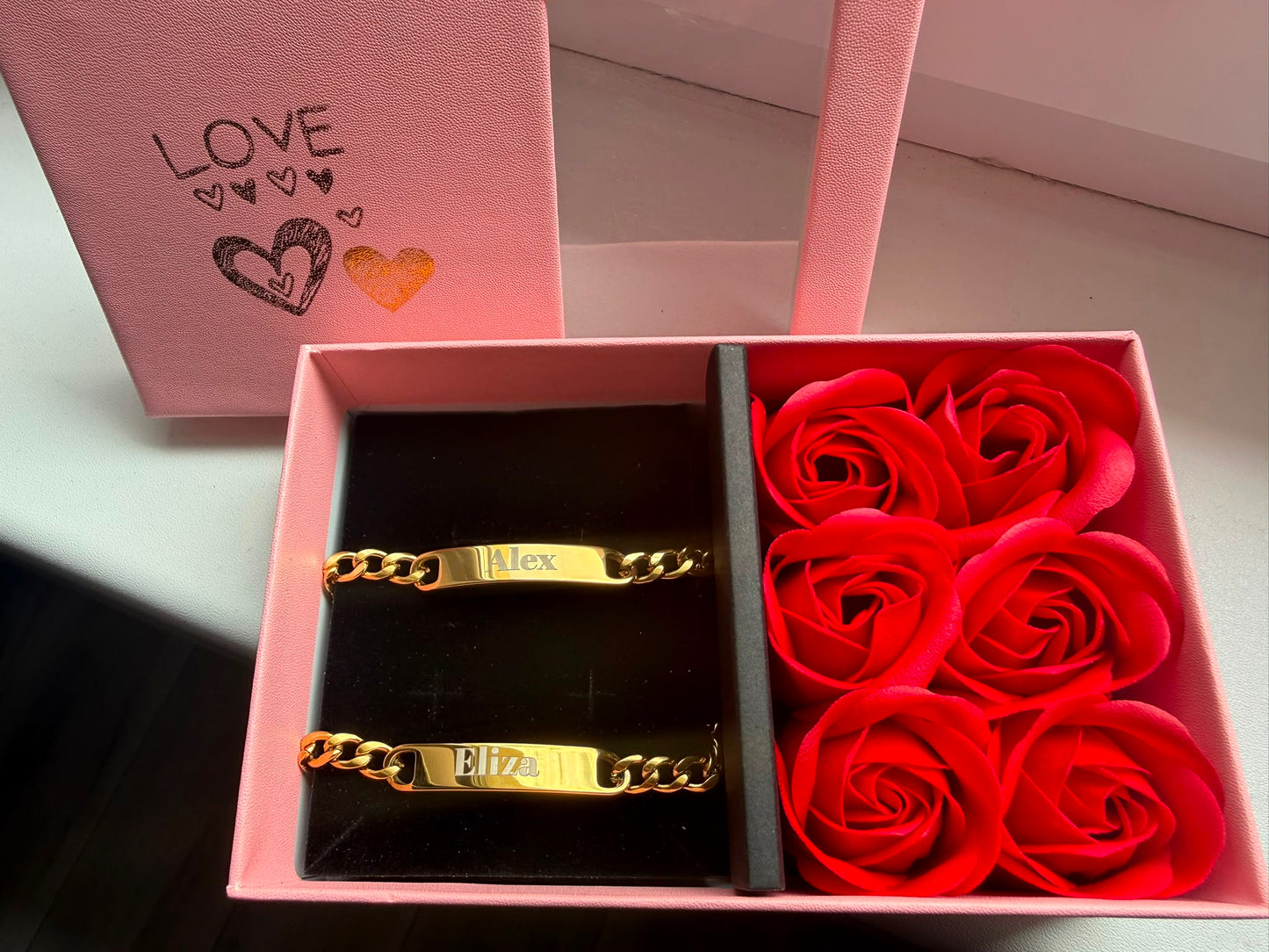 Set Brățări Personalizate pentru Cuplu + Ambalaj Cutie Trandafiri